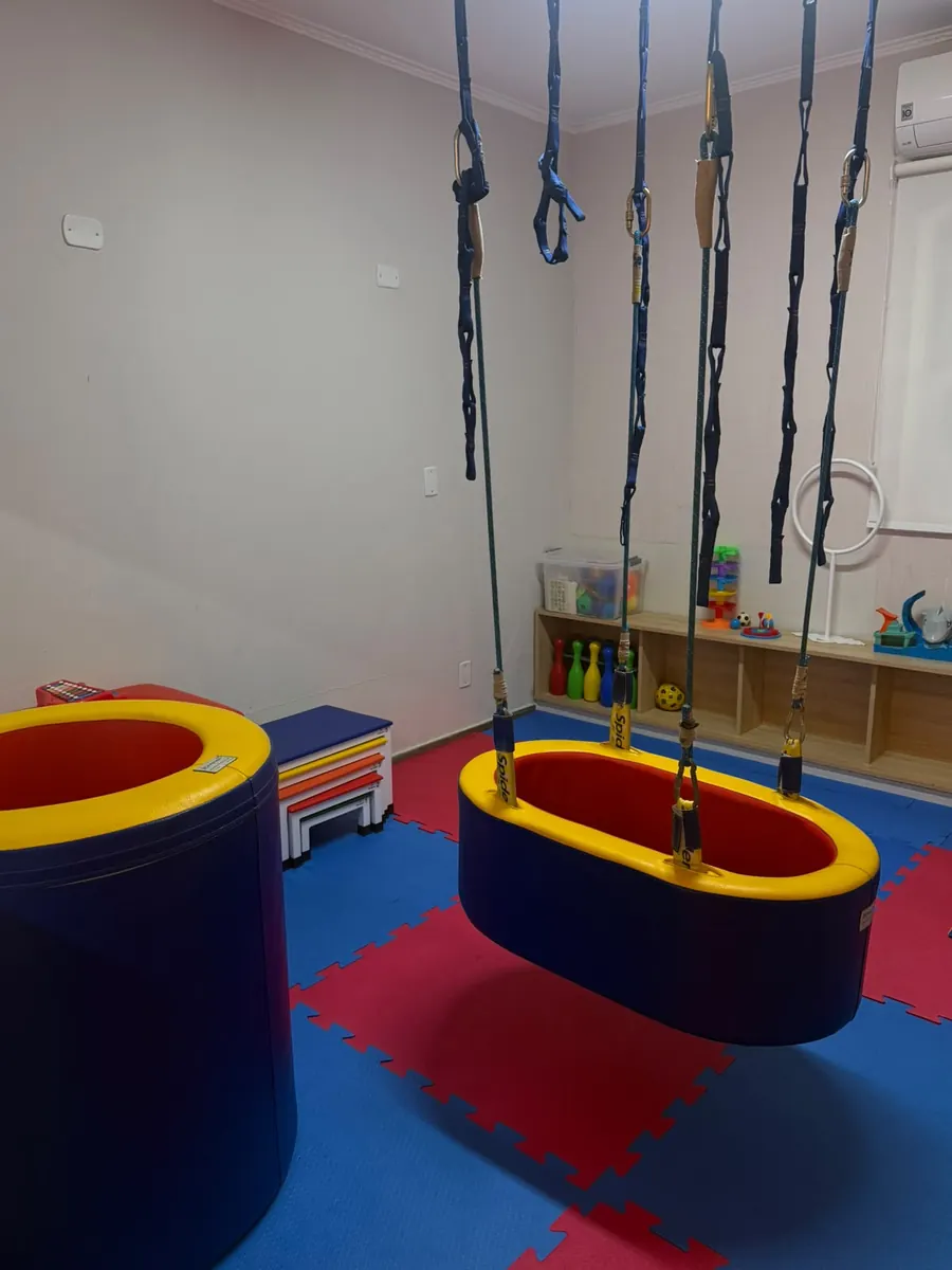 Sala de psicomotricidade com balanço e obstáculos