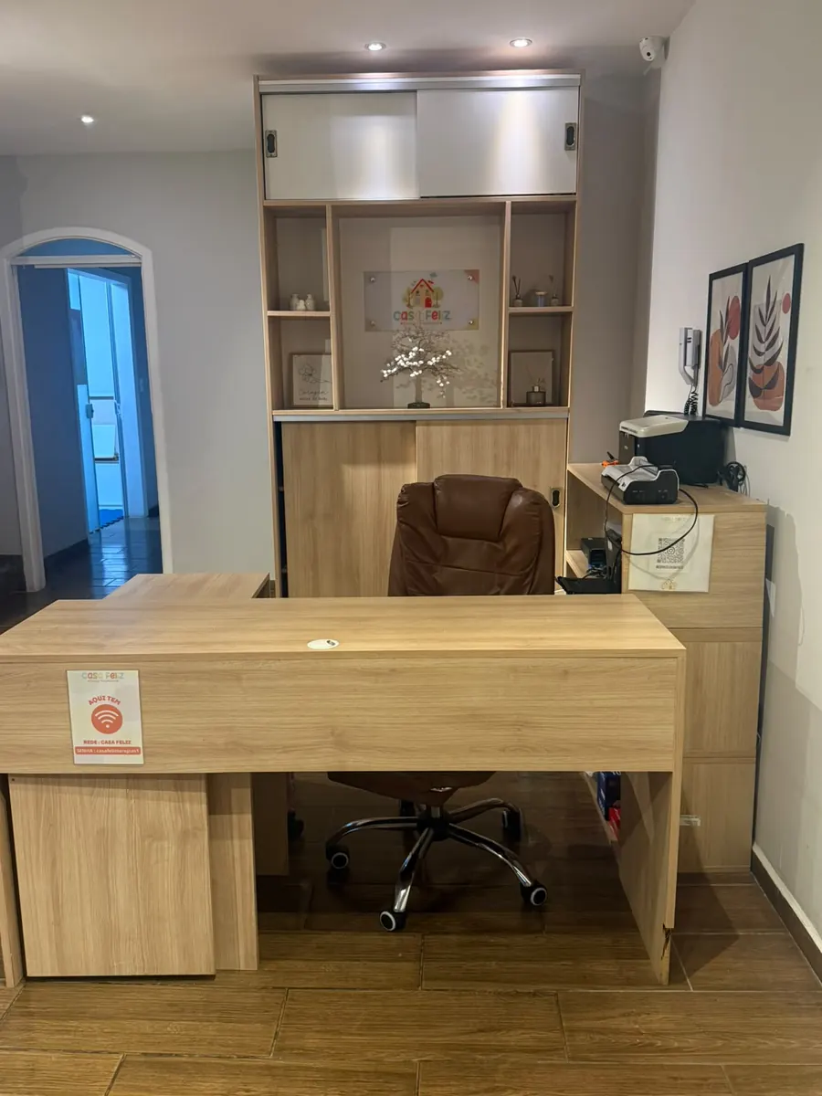 Recepção da Casa Feliz com estante decorativa