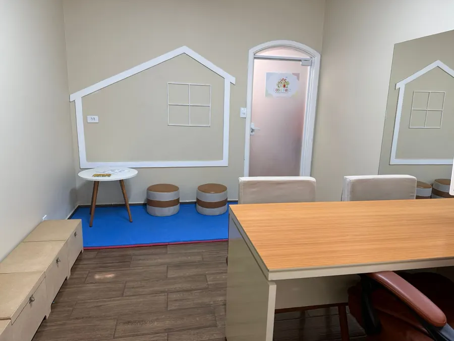 Sala terapêutica com painel em formato de casinha
