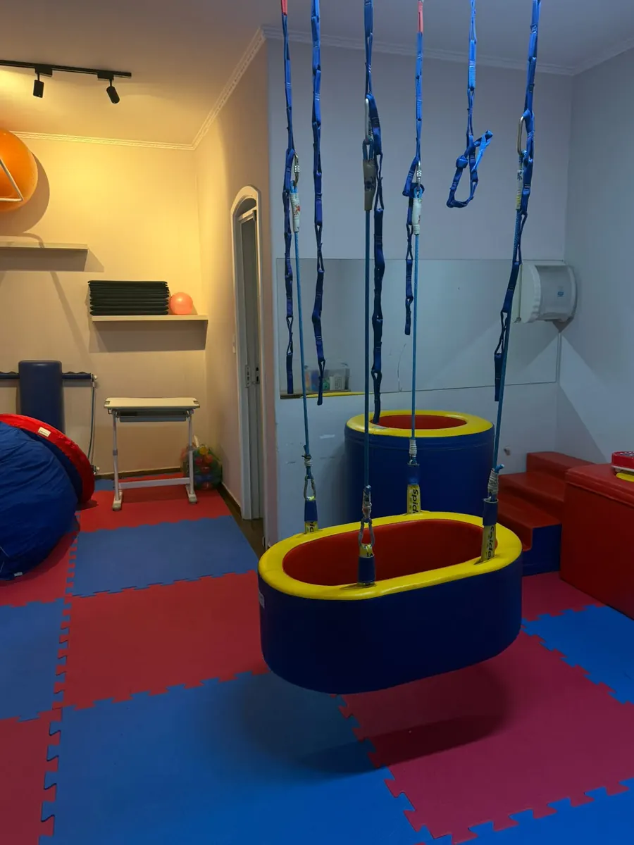 Sala de integração sensorial com balanço terapêutico
